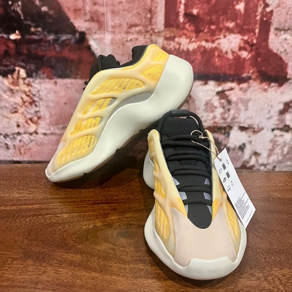 BRAND NEW YEEZY 700 V3 HP5425 SIZE 4.5 - Picture 4 of 8